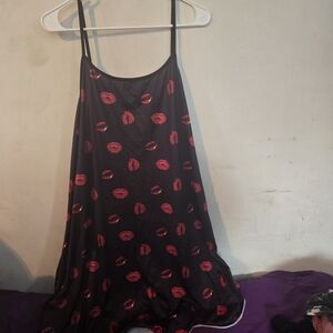 SHEIN Black Chemise with Red Lip Print 5XL